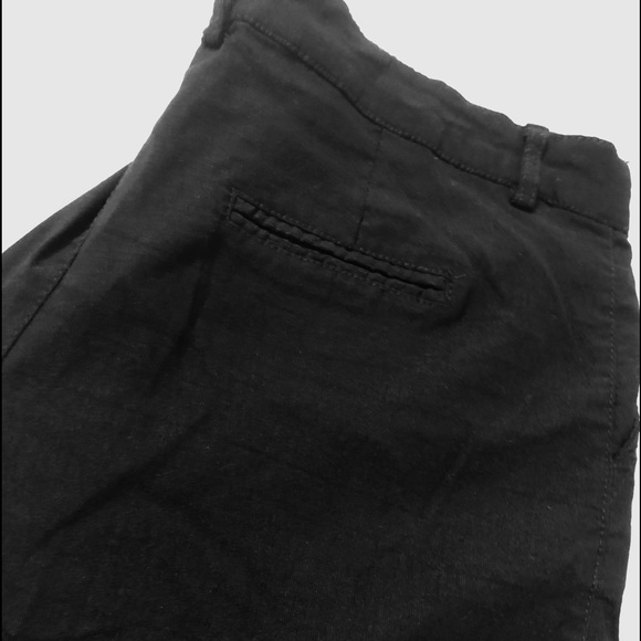 Black shorts w/detailed around leg opening ladies large equivalent to a 8 - Picture 5 of 8